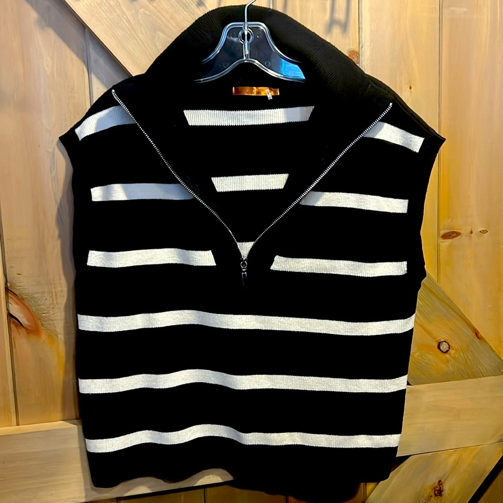 Belldini short sleeve sweater in size large.